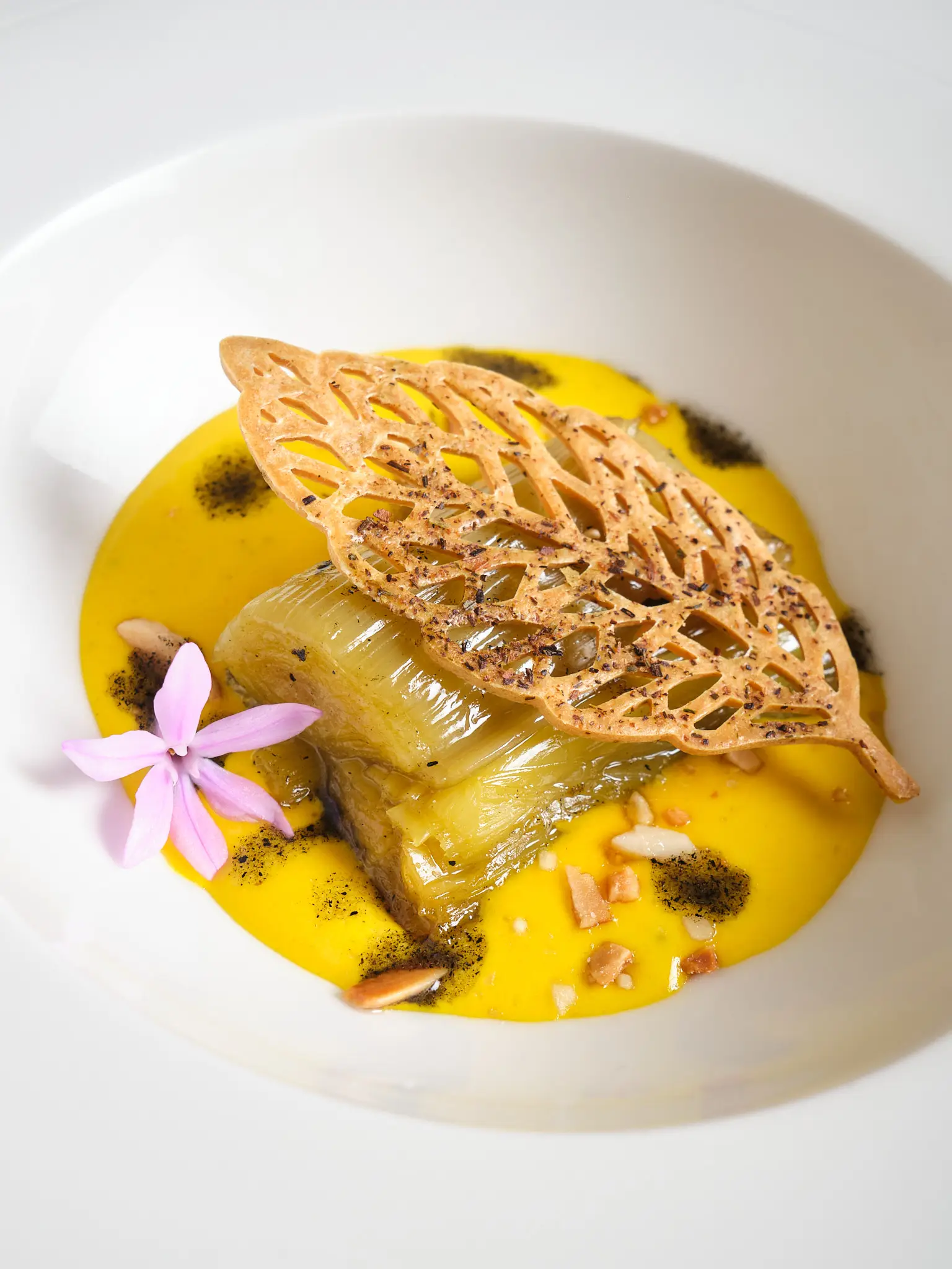 Puerro confitado a la brasa. Crema escabechada.