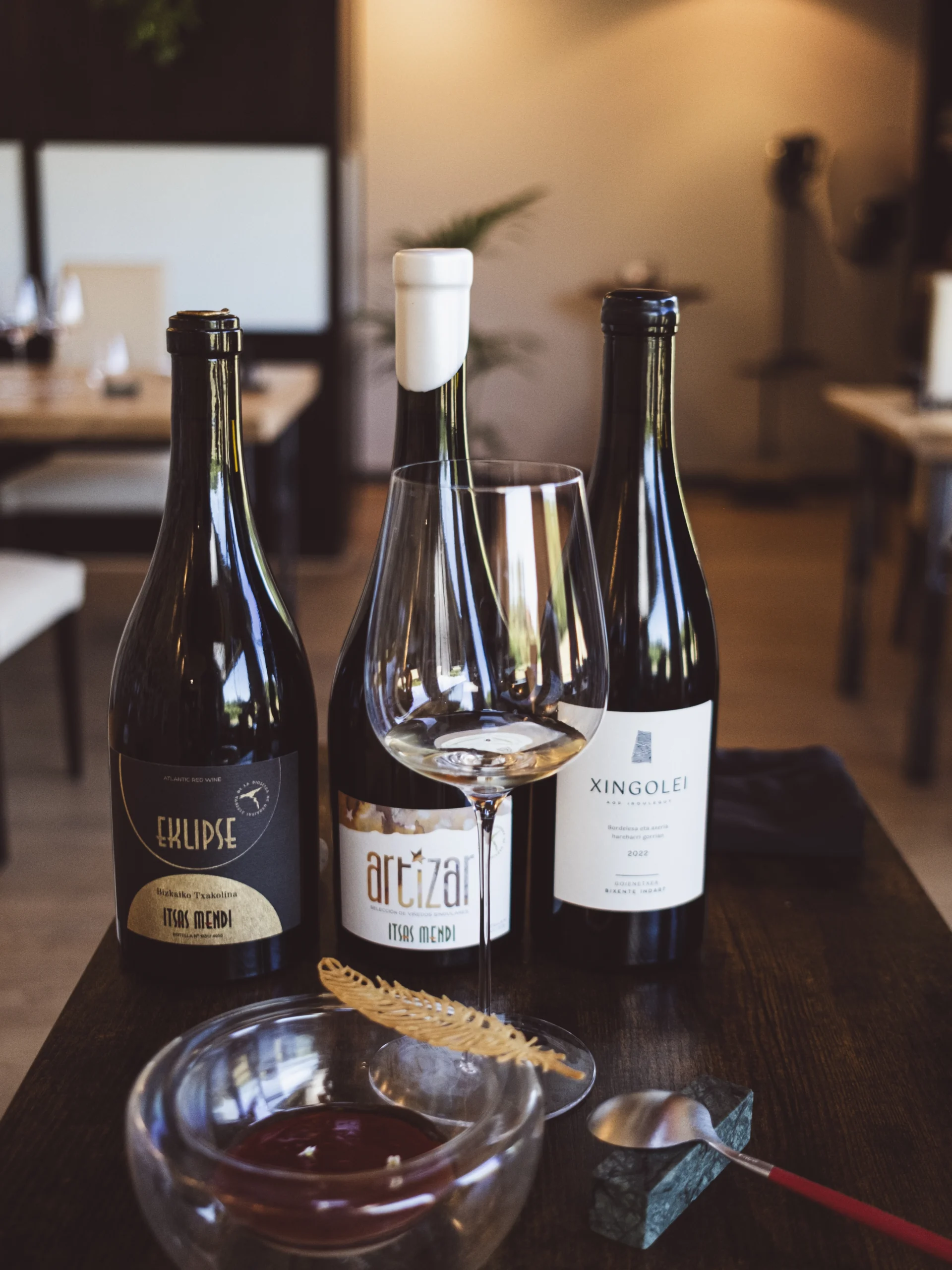 botellas de vino de la bodega del restaurante jauregibarria