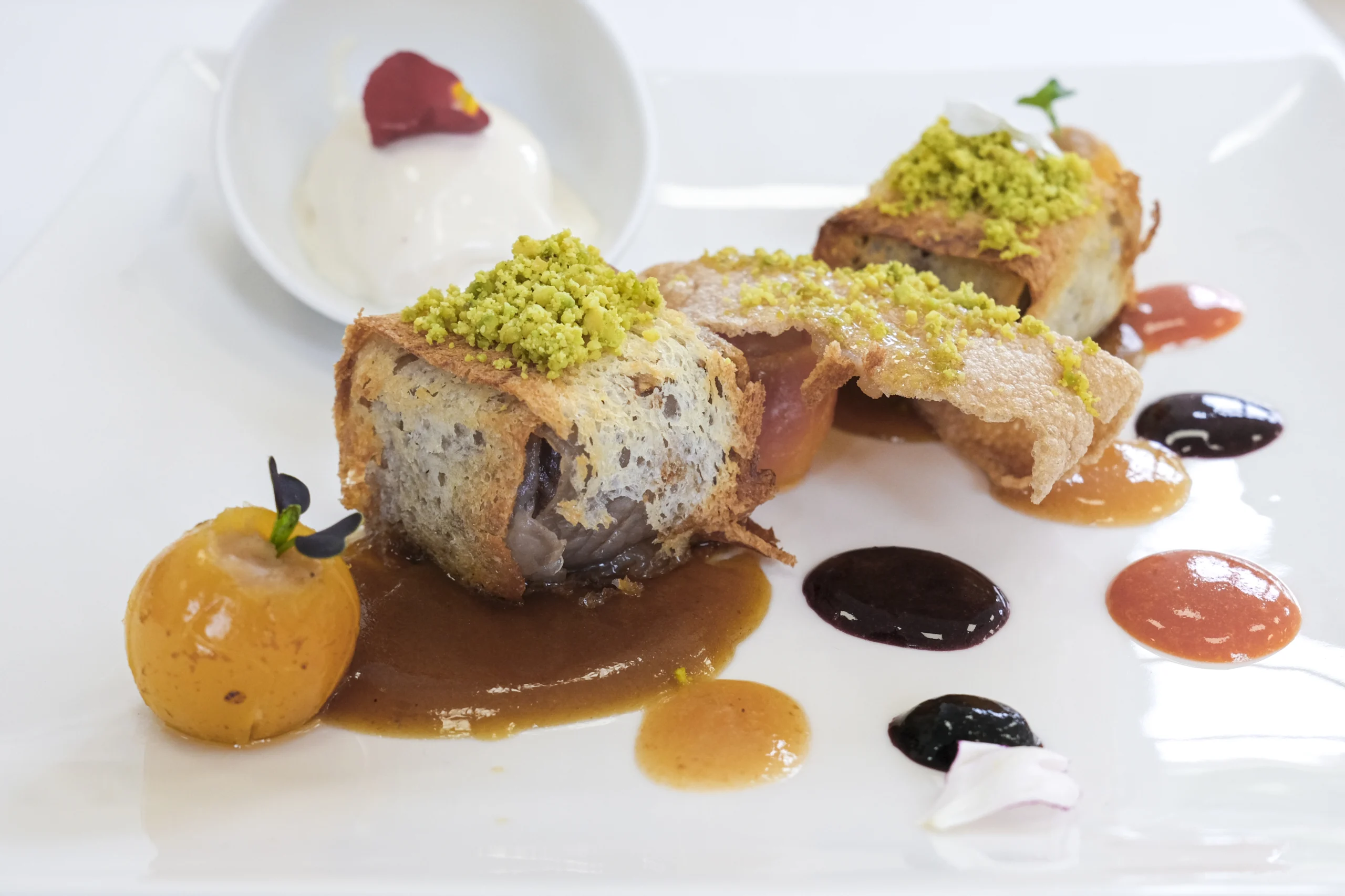 Pichón asado al punto con salsa de hongos, fotografía de cocina de autor en restaurante de Bizkaia.