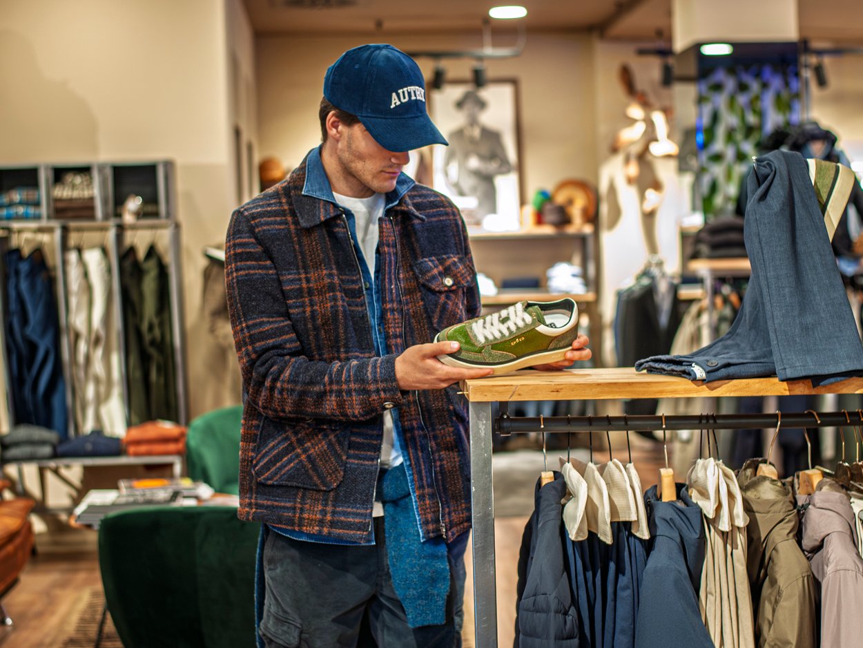 Zapatos de piel marrón expuestos en tienda de moda masculina de Bilbao.