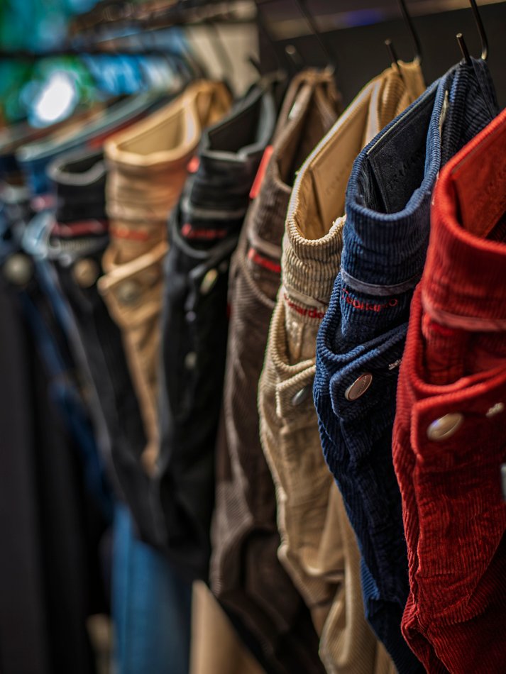Look urbano con vaqueros slim fit y camiseta básica en el Casco Viejo de Bilbao.