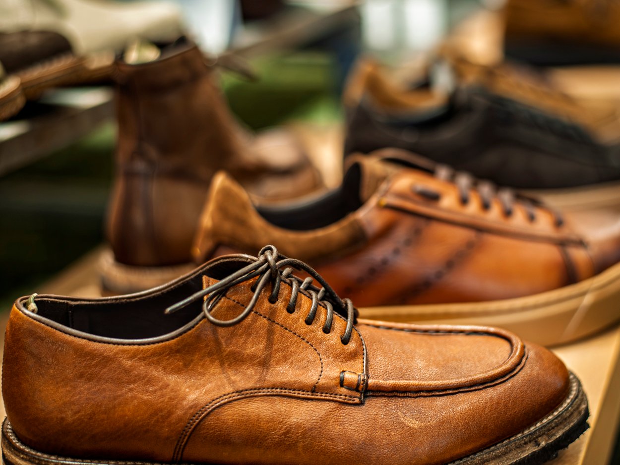 Zapatos de piel marrón expuestos en tienda de moda masculina de Bilbao.