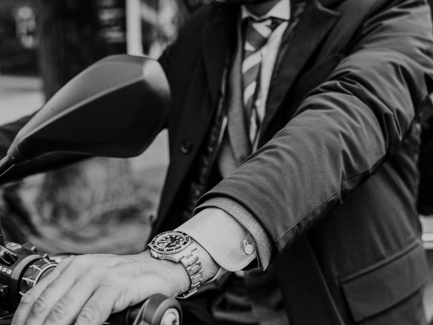 Detalle de prendas de la nueva temporada expuestas en perchas de madera.