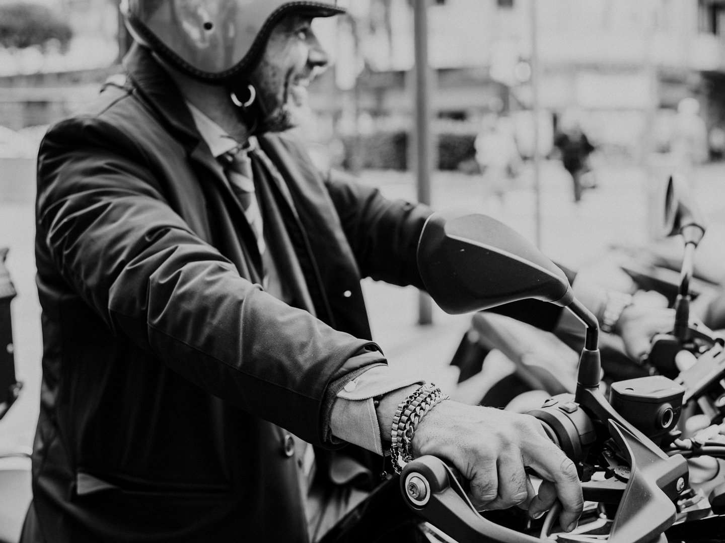 Camisa blanca de algodón combinada con pantalón beige en escaparate de Bilbao.