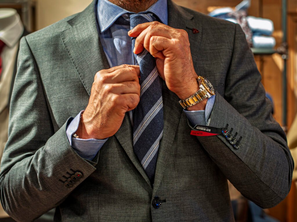 Hombre con look formal y toque moderno en el centro de Bilbao.