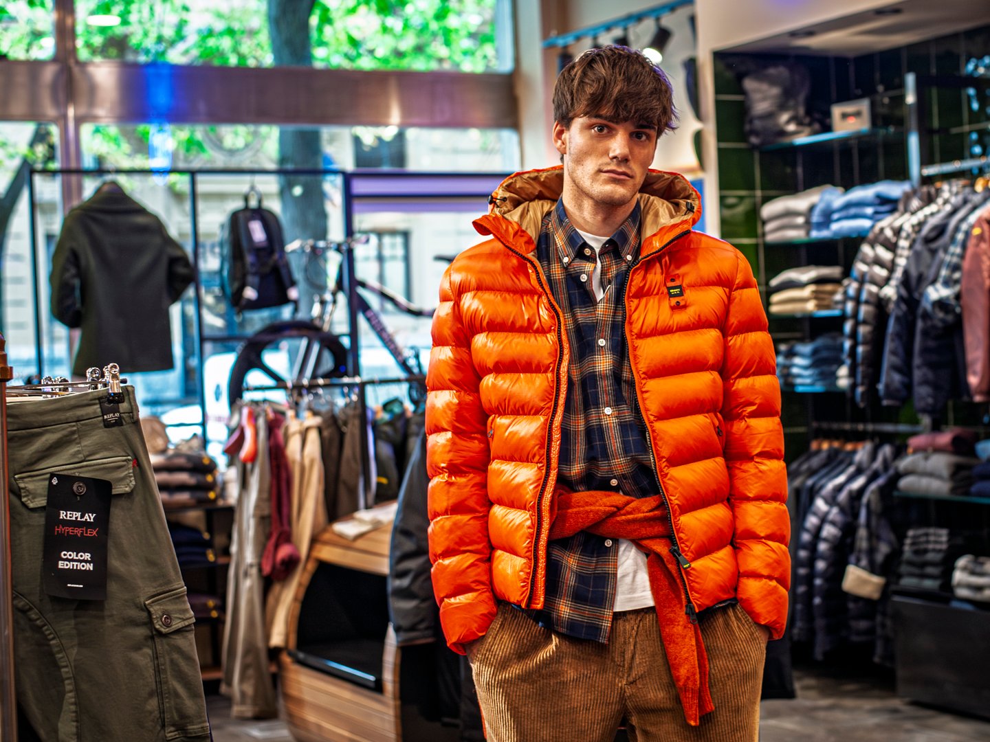 Look juvenil con sudadera oversize y gorra negra en zona de Bilbao