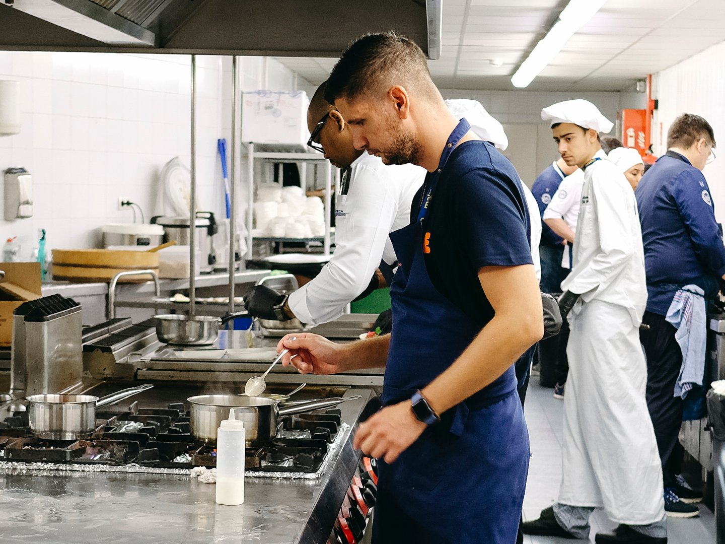 Conferencia gastronómica de la Kofradia Itsas Etxea sobre producto local y pesca sostenible en el Kursaal de San Sebastián.