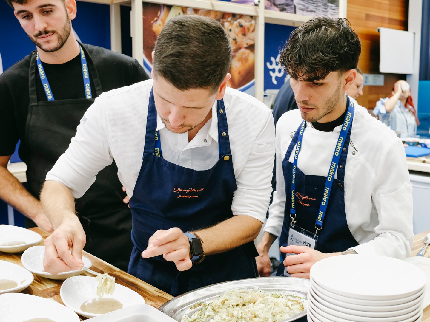  Detalle artístico del emplatado de cocina vasca en la conferencia del restaurante Jauregibarria en SSGastronomika.