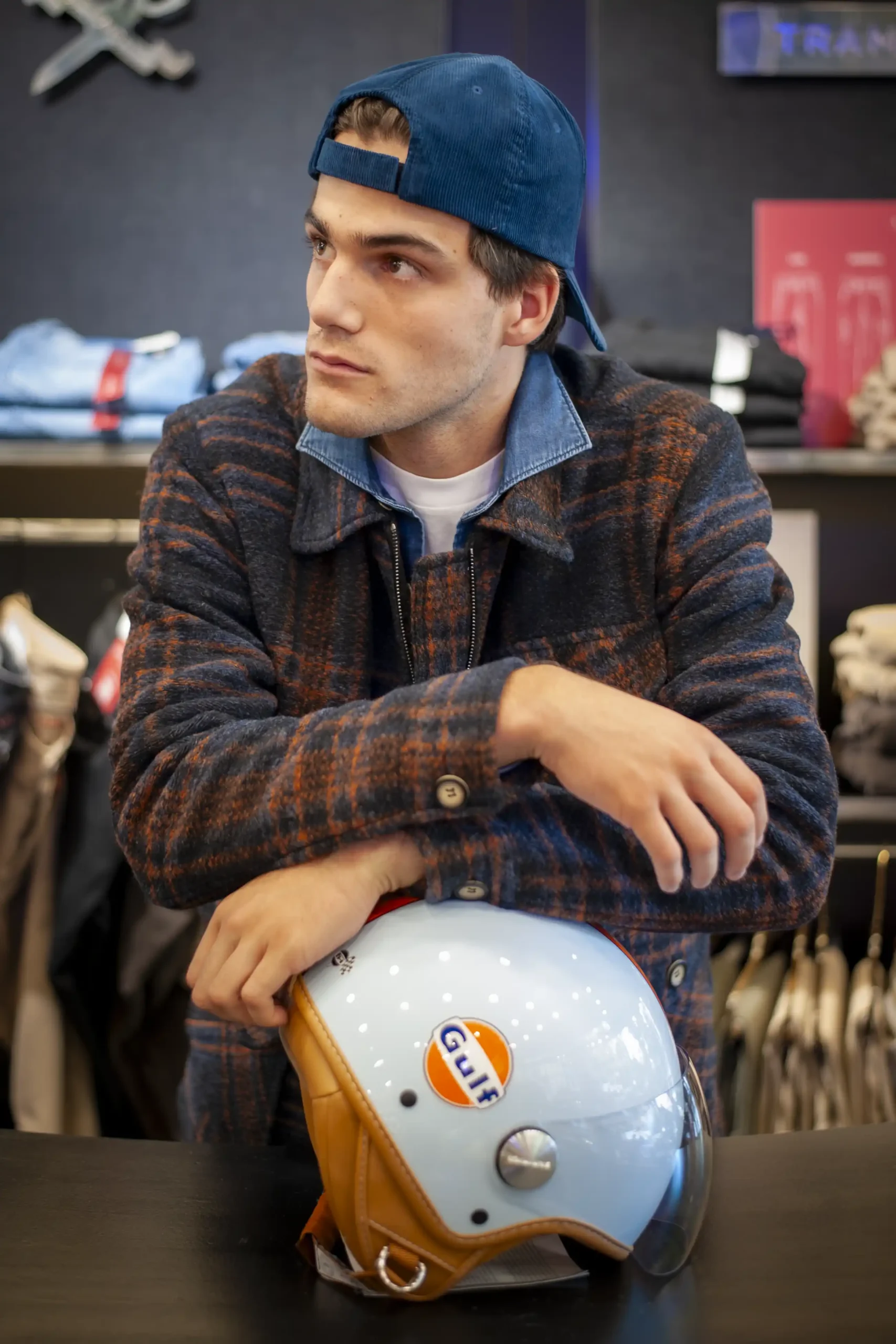 Hombre con abrigo largo y bufanda caminando por las calles del Ensanche.