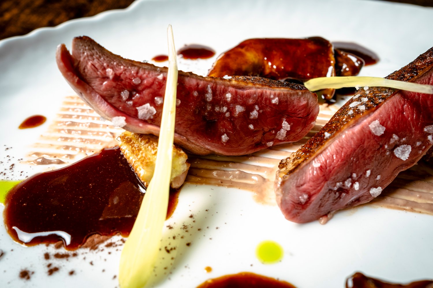 Pichón asado a la brasa con paté de sus interiores