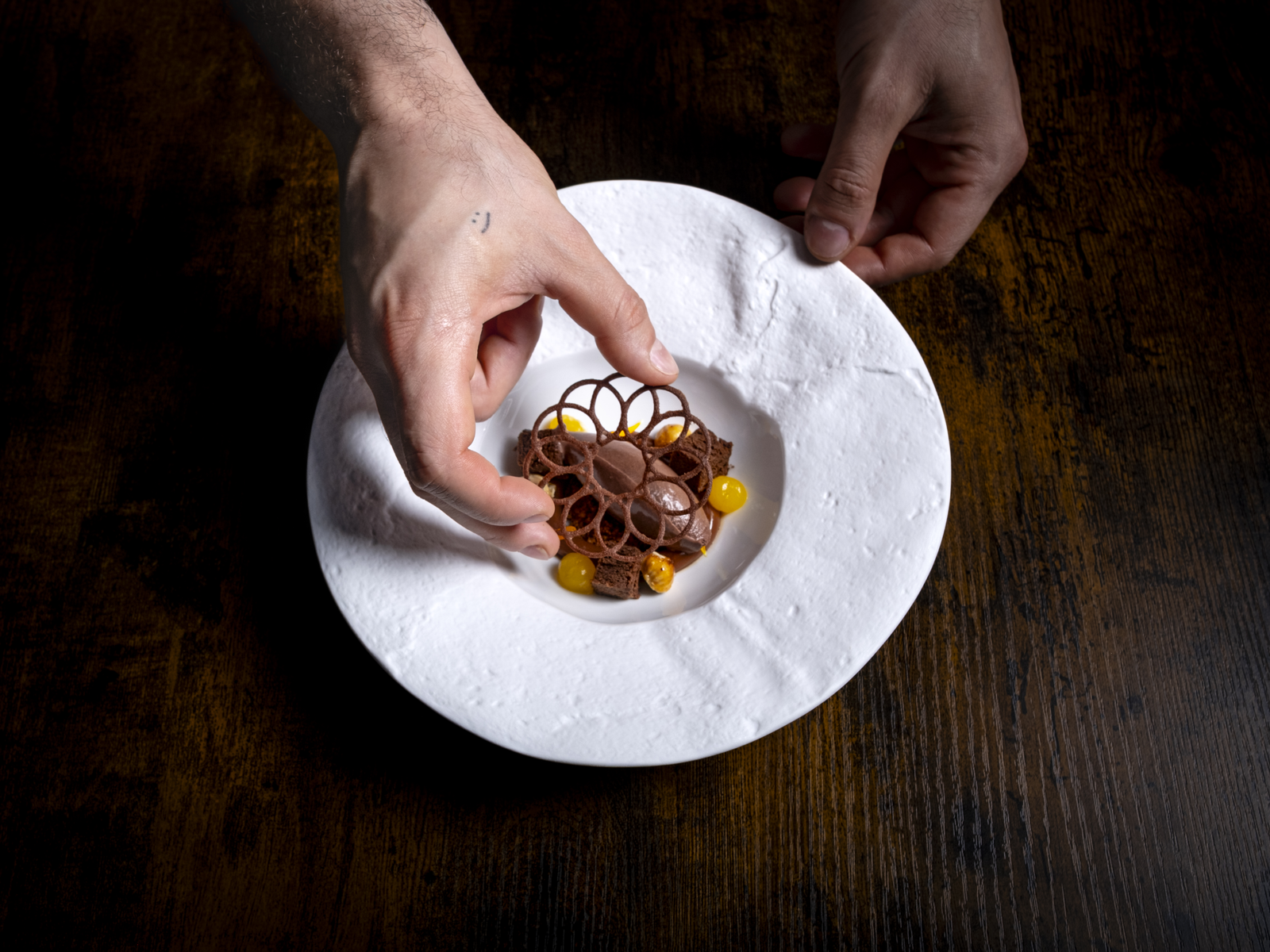 CHOCOLATE EN TEXTURAS CON GEL DE NARANJA Y AVELLANA GARRAPIÑADA
