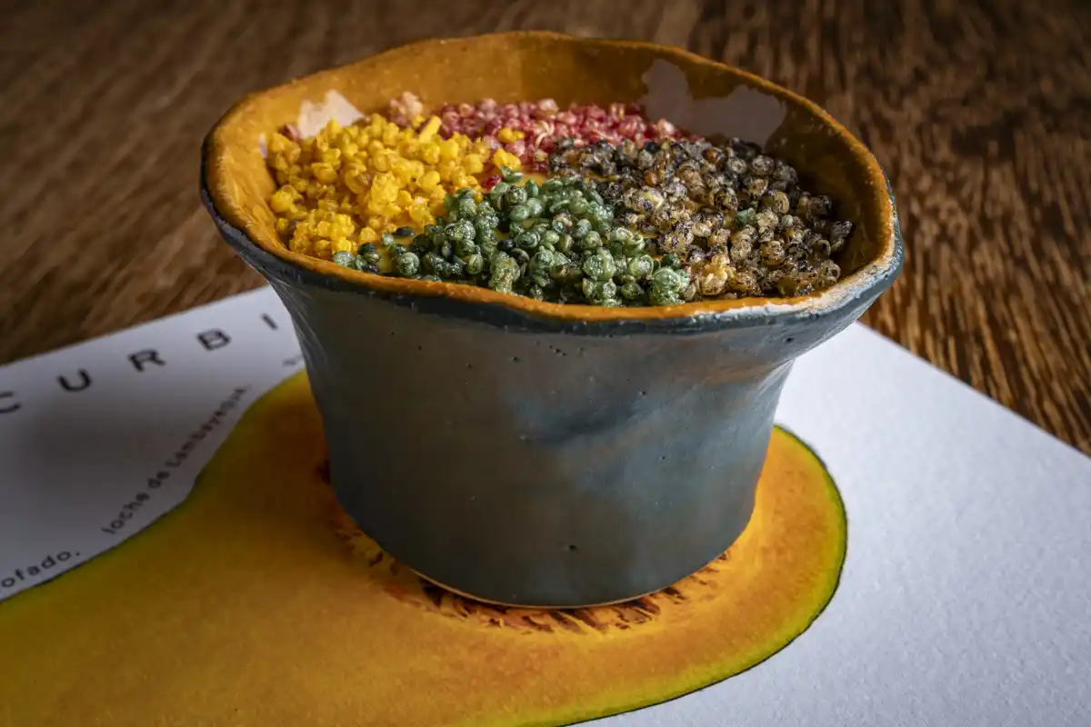 Proceso de emplatado durante una sesión de fotografía gastronómico