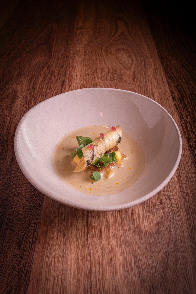 Asado de tira cocido a baja temperaturacon chicha de jora, espuma de seco, tropezones de papa crujiente, Oxalis Fotografía AsitxoFilms