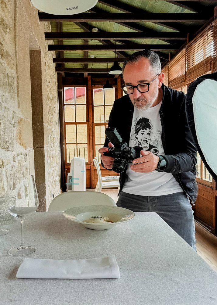 Luis Mejias fotografo de asitxofilms sesión de fotos en restaurante palacio de Añana