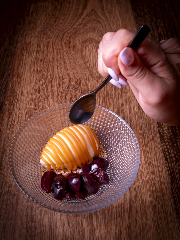 postre a basa de helado de queso de cabra y caramelo en restaurante Waman